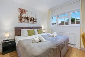 Family House, Patio - Modern 4 Bedroom Hse Garden in Feltham (Feltham)