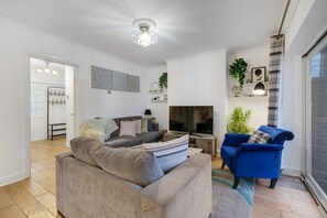 Maison familiale, patio | Aire de séjour | Téléviseur connecté de 42 po avec télévision par satellite, Netflix