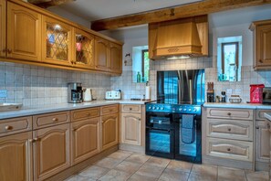 Fridge, microwave, oven, dishwasher - Town Farm Cottage (Exbourne)