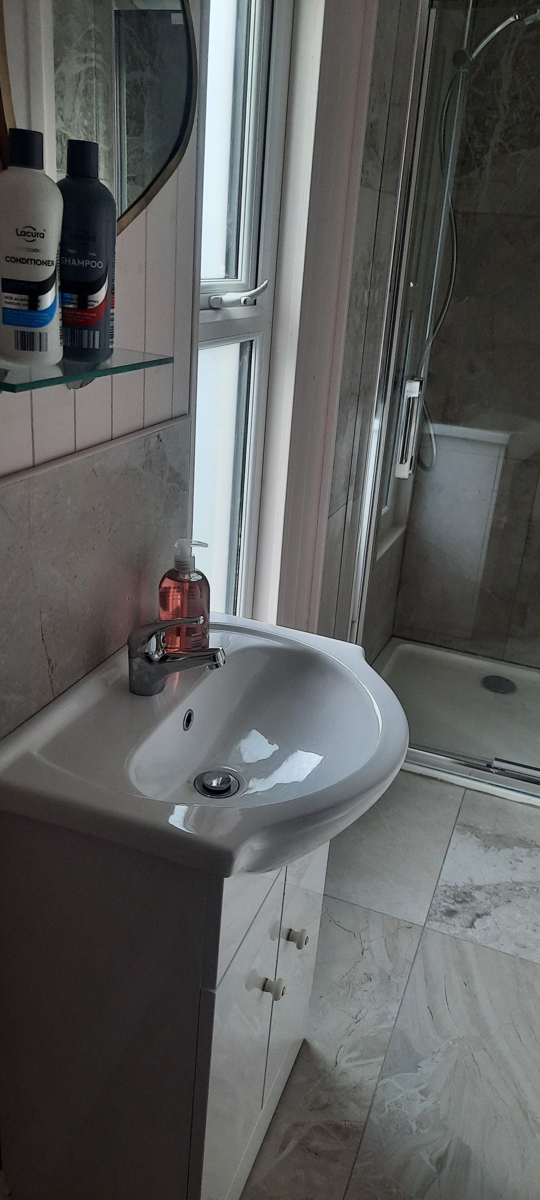 Classic Double Room | Bathroom | Shower, towels, soap, shampoo