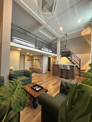 Familjerum för fyra | Värdeförvaringsskåp på rummet och mörkläggningsgardiner