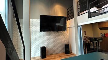 Habitación cuádruple de lujo | Caja de seguridad en la habitación y cortinas blackout