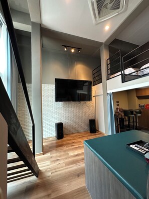 ラグジュアリー 4 人部屋 | セーフティボックス (室内)、遮光カーテン、アイロン / アイロン台、WiFi (無料)