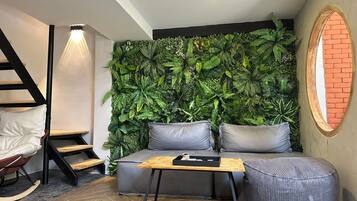 Caja de seguridad en la habitación y cortinas blackout