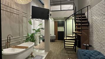 Habitación doble de lujo | Caja de seguridad en la habitación y cortinas blackout