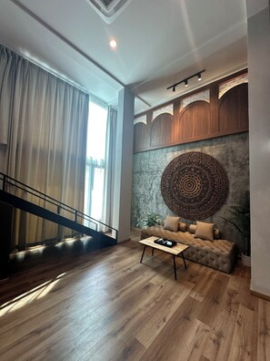 Classic Thai style Quadruple Room | Két bảo mật tại phòng, màn/rèm cản sáng, bàn ủi/dụng cụ ủi quần áo 