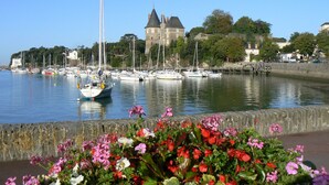 A harbor with boats, a castle, and a flower bed. - 500 m from the beach, garden, 4 adults 1 child (Saint-Michel-Chef-Chef)