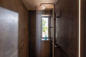 Dúplex de lujo, vistas al jardín | Baño | Ducha, cabezal de ducha tipo lluvia, secador de pelo y toallas