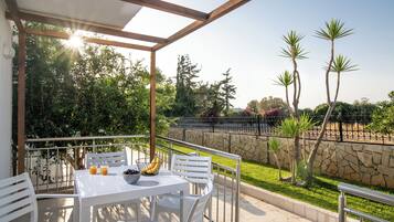 Superior Apartment, Courtyard View | Terrace/patio