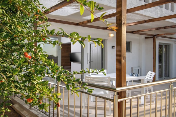 Superior Apartment, Courtyard View | Terrace/patio