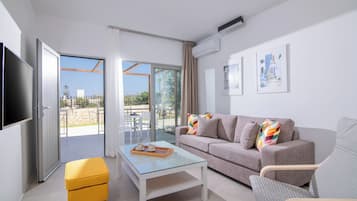 Superior Apartment, Courtyard View | Living area