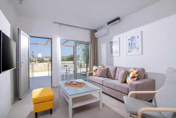 Superior Apartment, Courtyard View | Living area