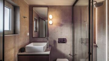Deluxe Double Room | Bathroom | Shower, rainfall showerhead, hair dryer, towels