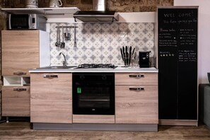 Kühlschrank, Mikrowelle, Ofen, Herdplatte