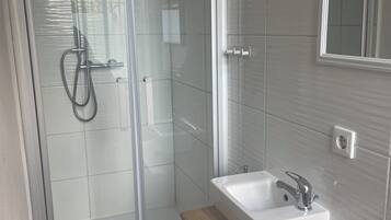 Dusche, Haartrockner, Handtücher