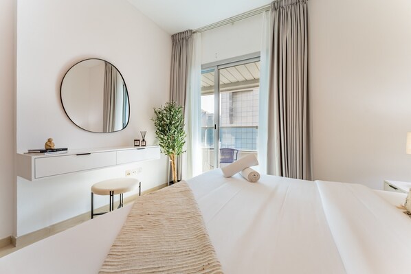 1 chambre, coffre-fort, fer et planche à repasser