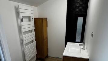 Douche, sĂšche-cheveux, serviettes fournies, savon