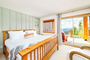 3 bedrooms, Internet, bed sheets - Perfection South 1 Ski-In Ski-out Chalet w/Hot Tub (Big White)