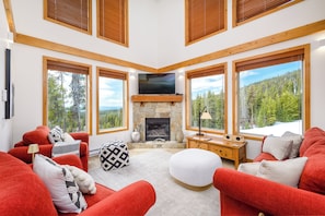 Living area - Perfection South 1 Ski-In Ski-out Chalet w/Hot Tub (Big White)