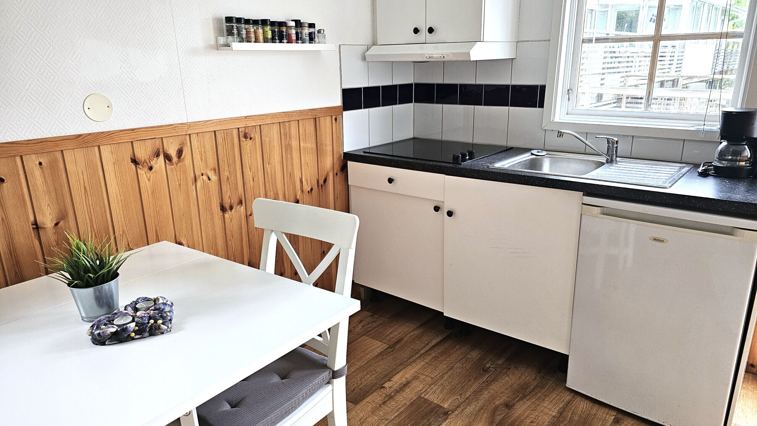 Køleskab, mikrobølgeovn, kogeplade, kaffe-/temaskine