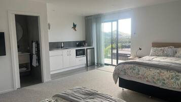 5 bedrooms, iron/ironing board, WiFi, bed sheets