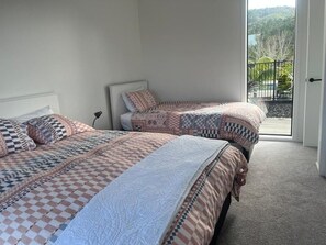 5 bedrooms, iron/ironing board, WiFi, bed sheets