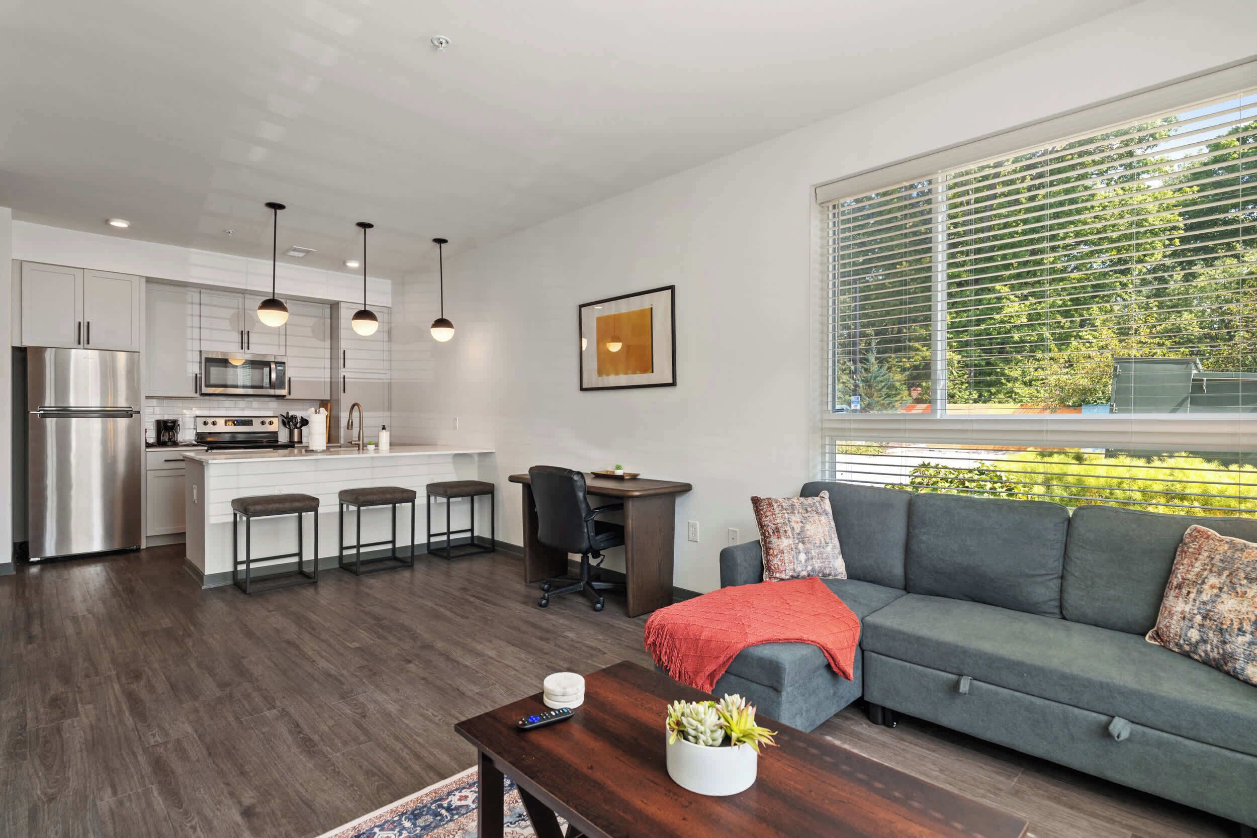 Smart TV, Netflix, Hulu, streaming services