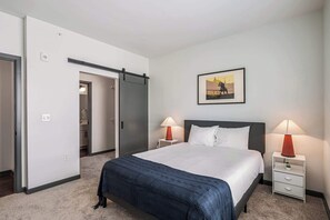 Escritorio y espacio para trabajar con laptop 