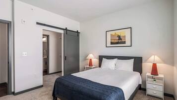 Departamento, 2 habitaciones | Escritorio y espacio para trabajar con laptop