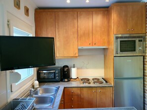 Réfrigérateur, four à micro-ondes, un four, surface de cuisson