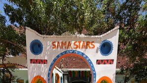 Un arco colorido con la palabra "SAMASTARS" e imágenes de niños jugando.