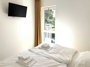 2 bedrooms, travel crib, free WiFi