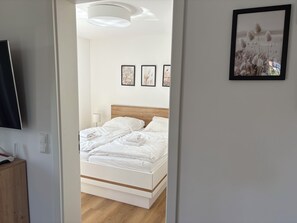 2 bedrooms, travel crib, free WiFi