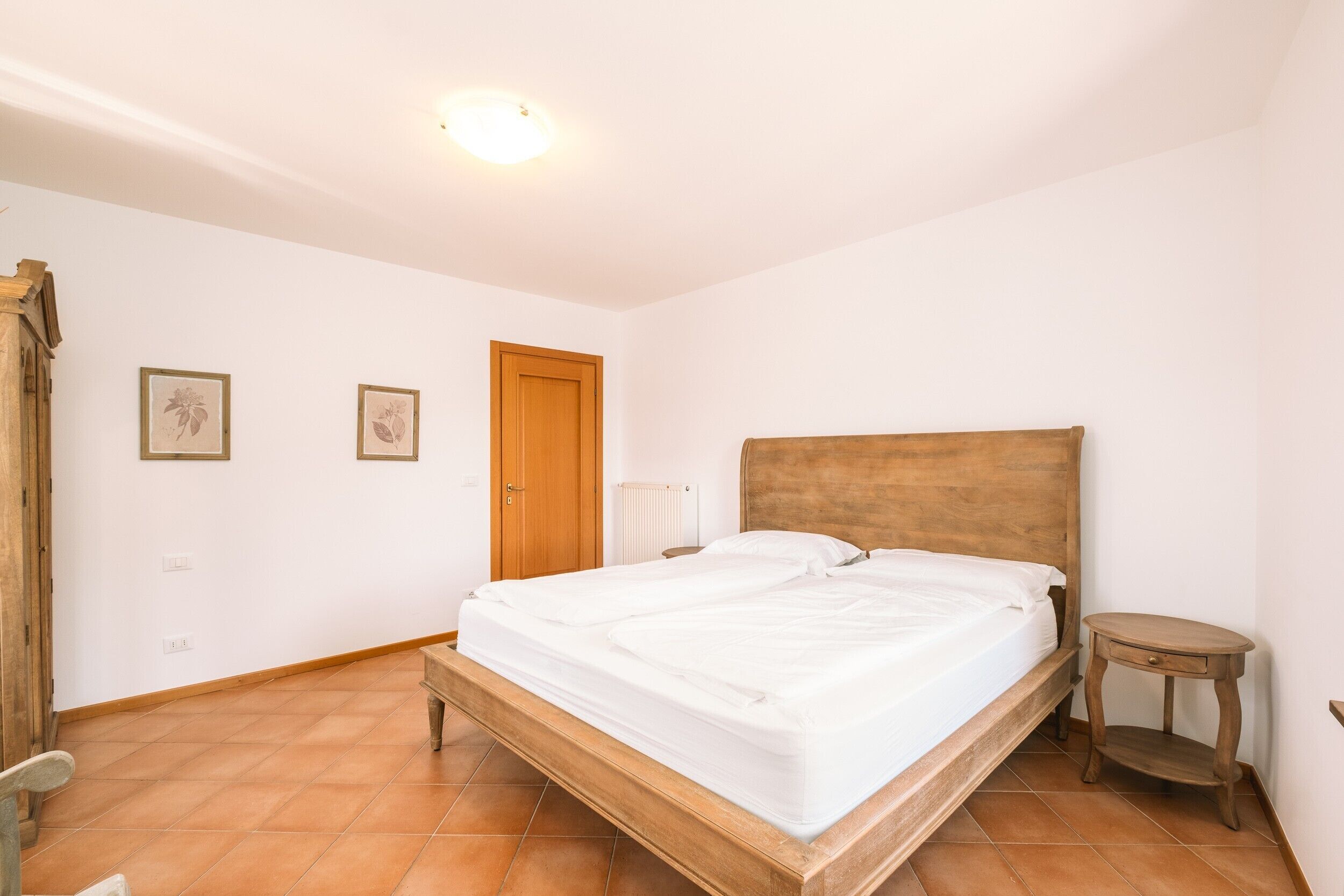 3 habitaciones, tabla de planchar con plancha, wifi y ropa de cama 