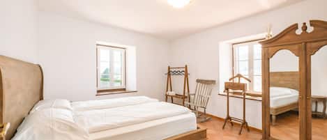 3 chambres, fer et planche à repasser, Wi-Fi, draps fournis