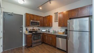 Refrigerador, microondas, horno y parrilla de estufa