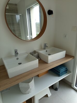 Haartrockner, Handtücher, Seife, Toilettenpapier