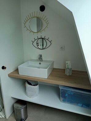 Séchoir à cheveux, serviettes fournies, savon, papier de toilette