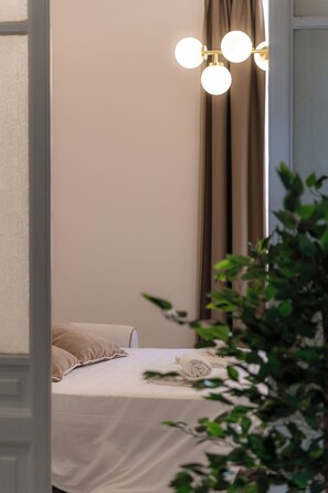 4 bedrooms, iron/ironing board, internet, bed sheets