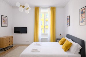 5 bedrooms, iron/ironing board, internet, bed sheets