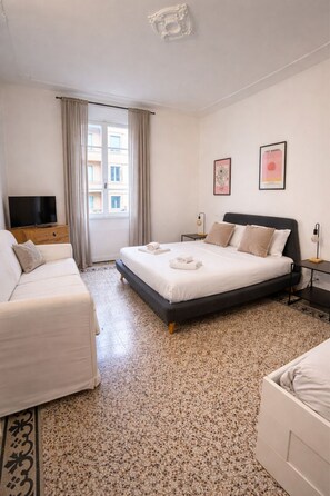 5 bedrooms, iron/ironing board, internet, bed sheets