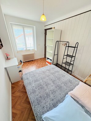 2 chambres, fer et planche à repasser, Wi-Fi gratuit, draps fournis