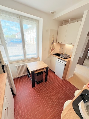 Kylskåp, mikrovågsugn, ugn och spishäll
