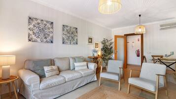 Televisión y chimenea