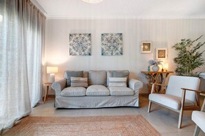 TV, fireplace - Apartment 'Do Vale Holidays' with Shared Pool, Wi-Fi and Air Conditioning (Guia)