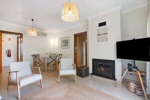 TV, fireplace - Apartment 'Do Vale Holidays' with Shared Pool, Wi-Fi and Air Conditioning (Guia)
