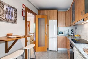 Jääkaappi, mikroaaltouuni, uuni, liesi