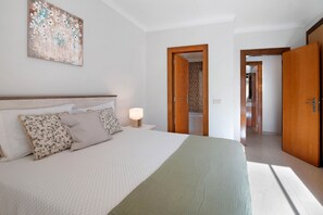 Iron/ironing board, WiFi, bed sheets - Apartment 'Do Vale Holidays' with Shared Pool, Wi-Fi and Air Conditioning (Guia)
