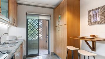 Een koelkast, een magnetron, een oven, een kookplaat