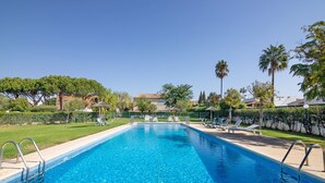 A rectangular swimming pool with clear blue water, surrounded by a tiled deck. - Apartment 'Do Vale Holidays' with Shared Pool, Wi-Fi and Air Conditioning (Guia)